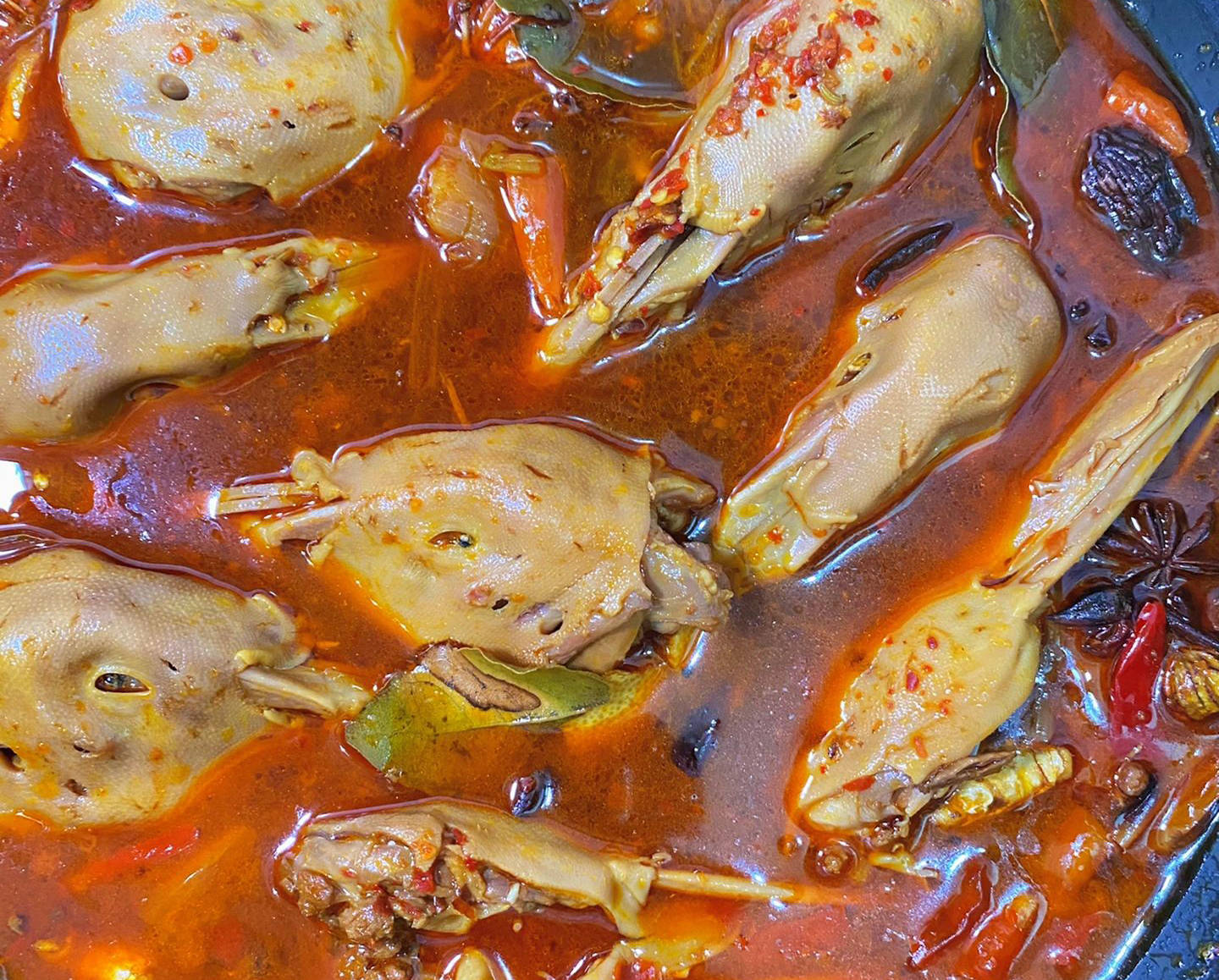 卤鸭头4,出锅前加葱花翻炒几下即可.