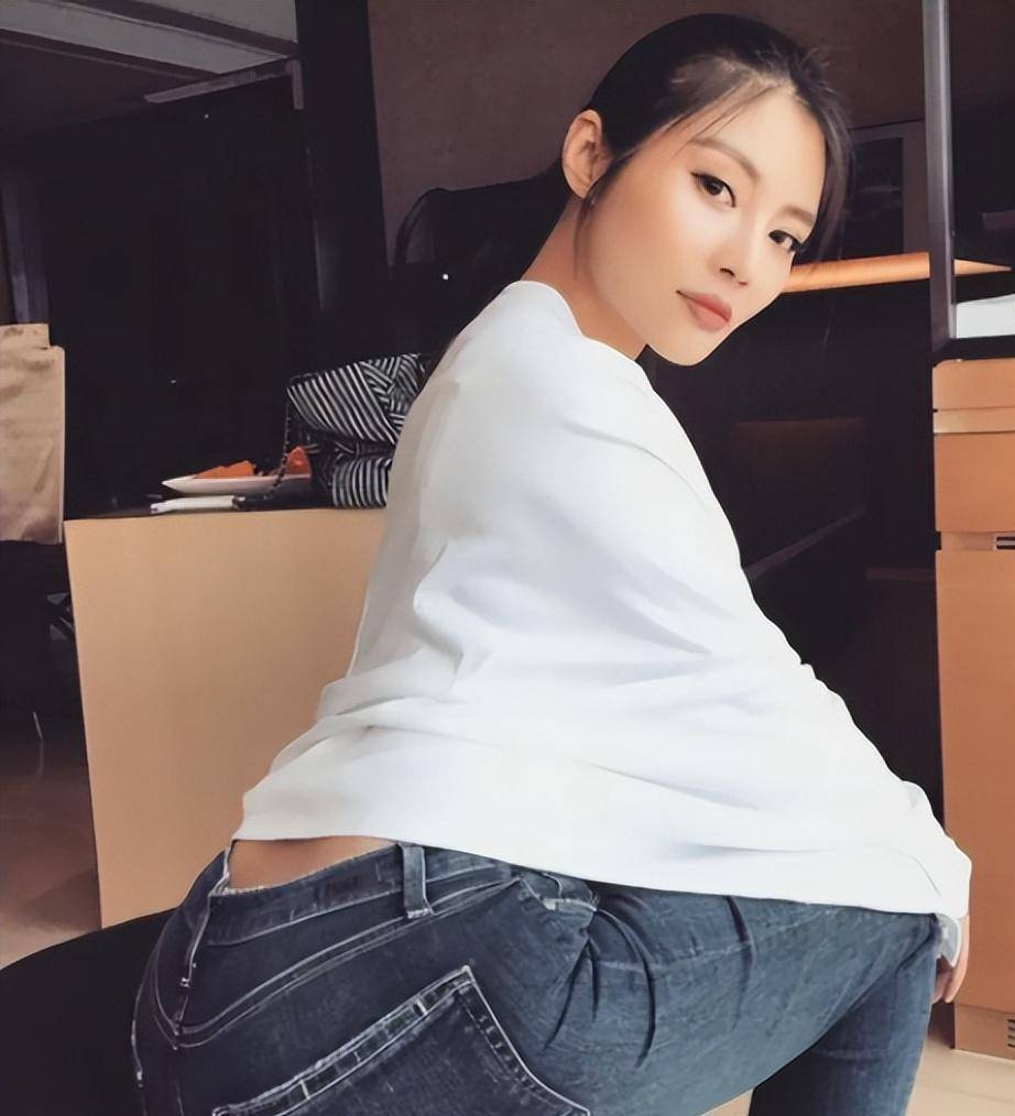 33岁徐冬冬至今无人敢娶?看到她坐下来那一刻,网友:谁顶得住?