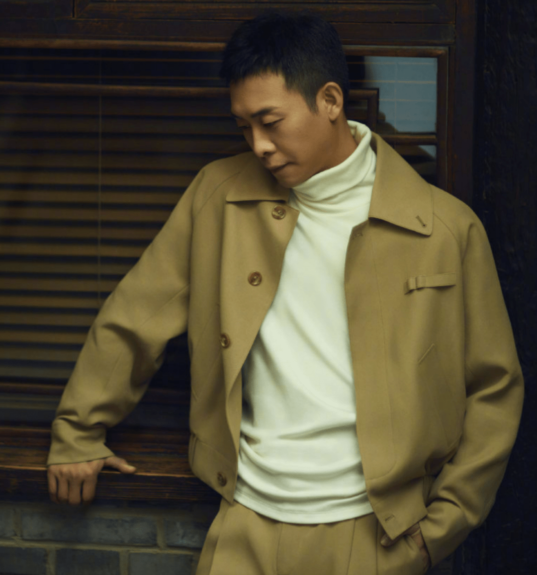 他长得有点帅气,穿西装的时候跟张译好像变了一个人.