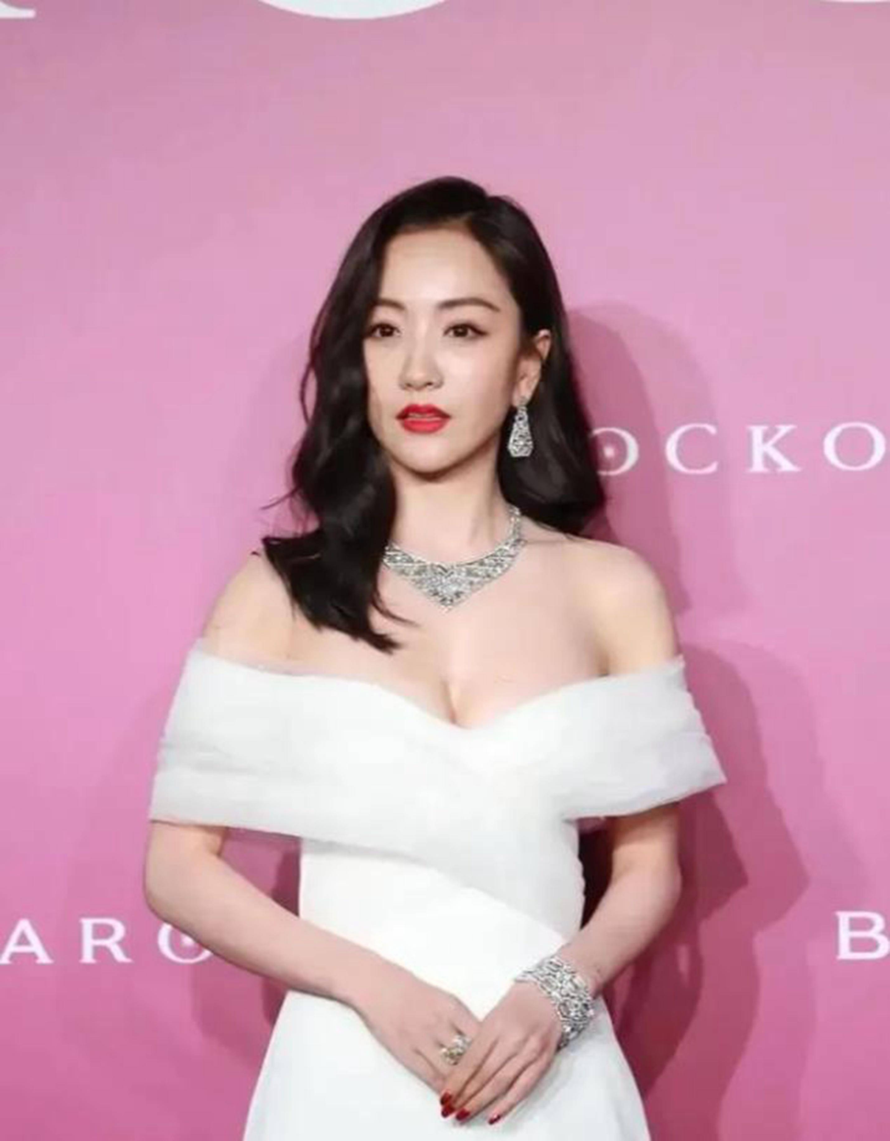 42岁的古装第一美人杨蓉身材饱满,时尚迷人,美得让人移不开眼_演技