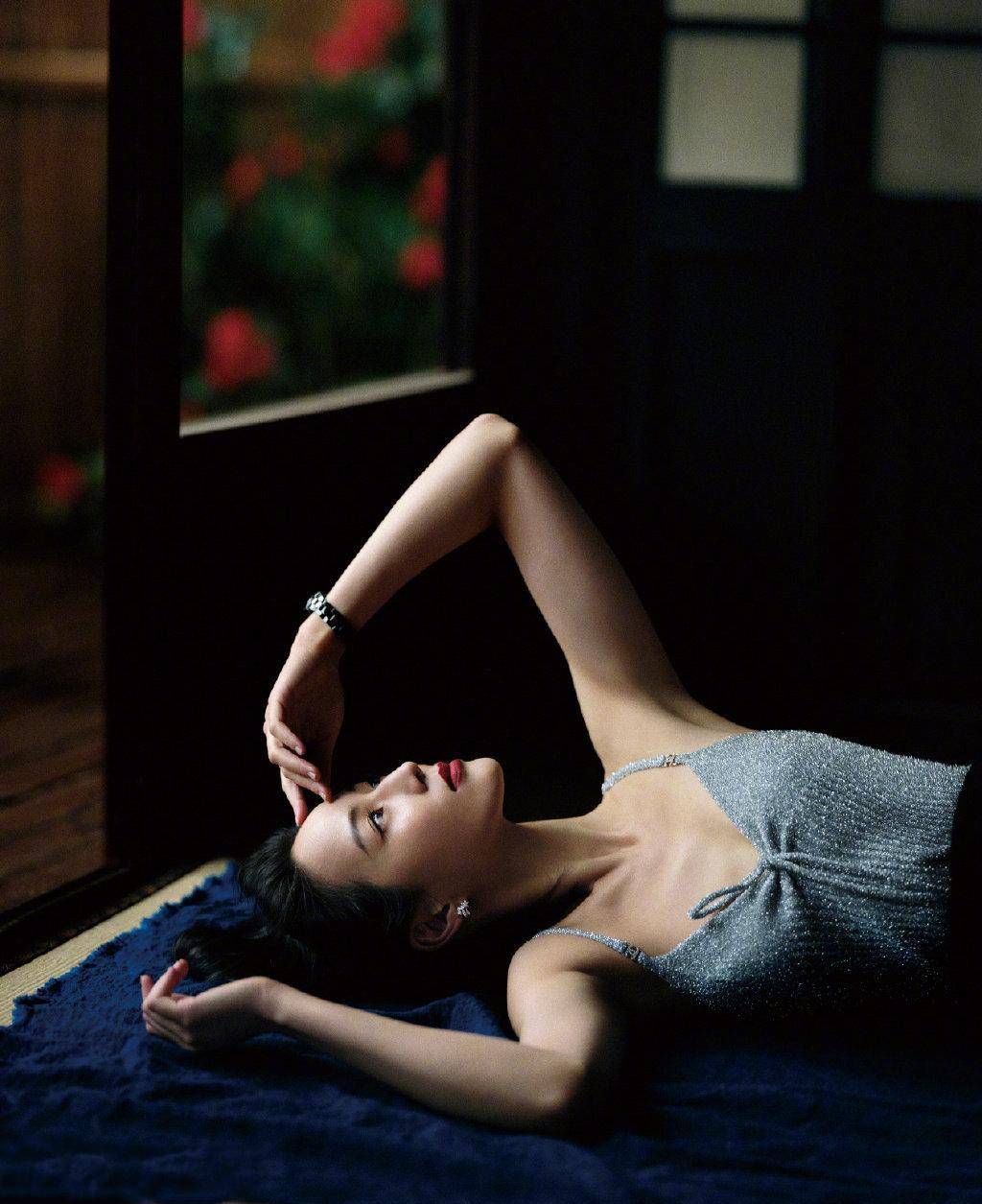 张钧甯拍时尚写真大片,穿性感小吊带躺在地上太迷人_气质_的设计