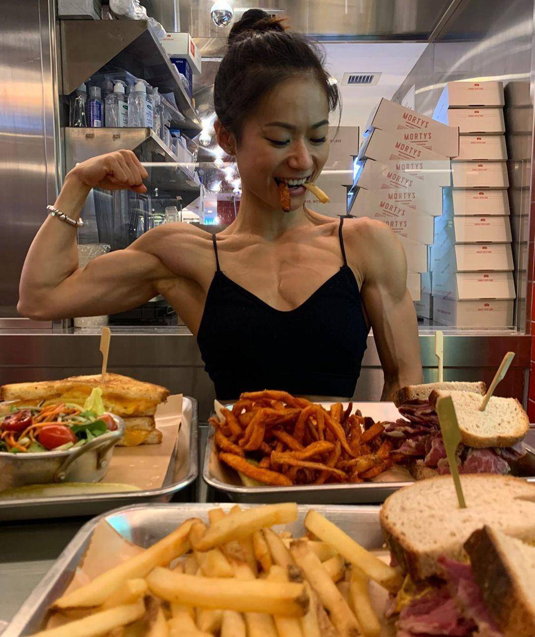 爱笑的肌肉姐姐!中国香港的女子比基尼业余运动员-helen wong