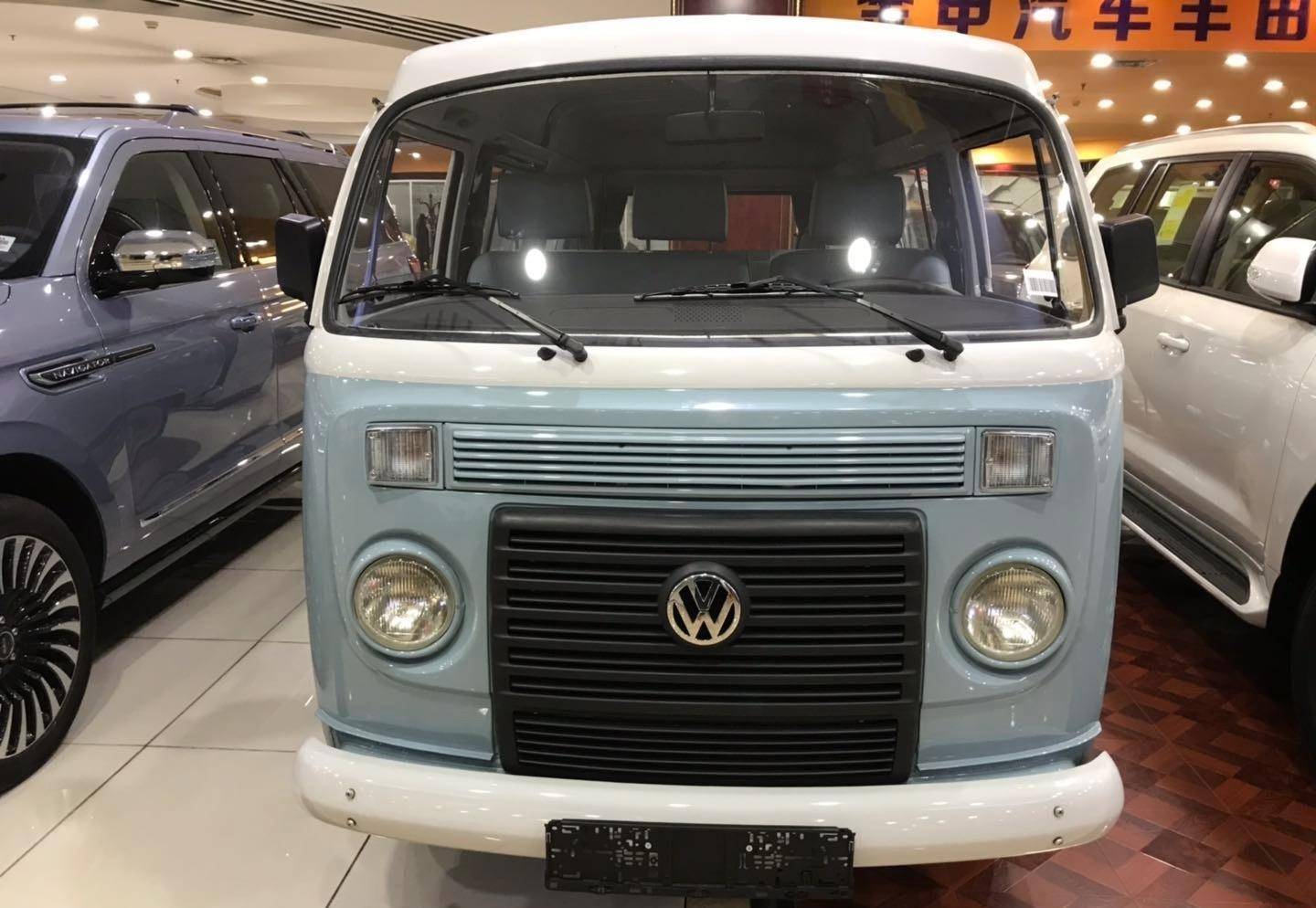 大众经典面包车"t2"纪念版实拍,网友:后排放倒后,想怎么睡就怎么睡!