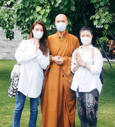 容祖儿跟妈到寺庙,与衍伟和尚合照公开,男方被扒是周海媚的前任