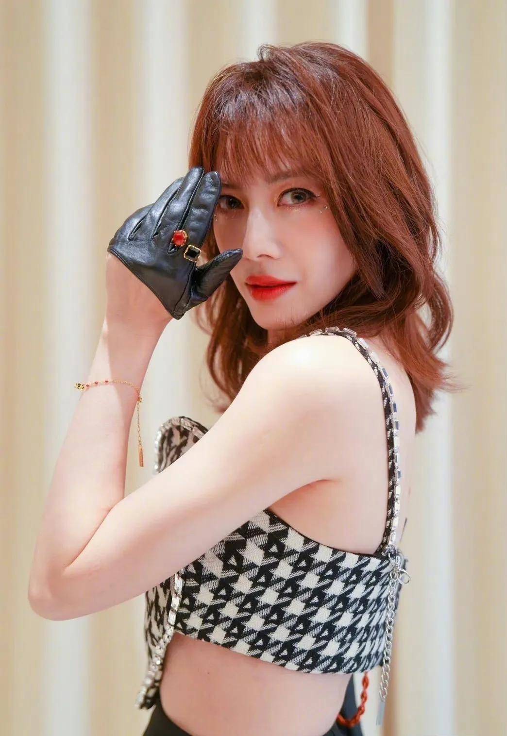 徐怀钰开撕贾静雯,不顾还在录制期发文暗讽,疑报复先前内涵事件_节目