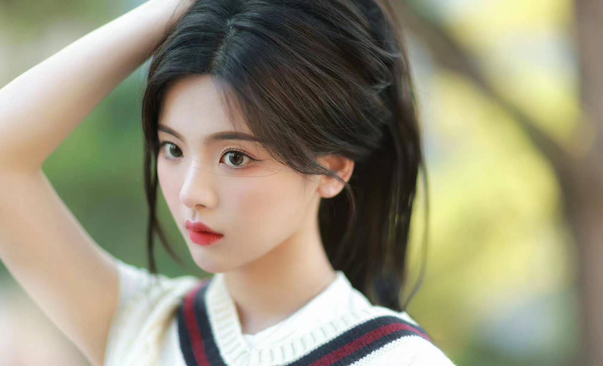 杨超越学院风写真曝光,白衬衫搭配针织背心,清纯可爱_年龄_头发_女孩