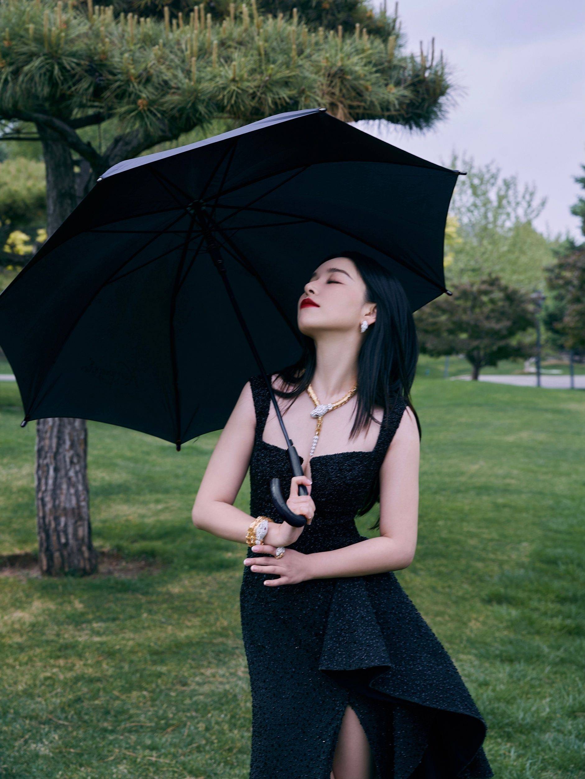 阚清子黑色吊带连衣裙性感写真_网友_气质