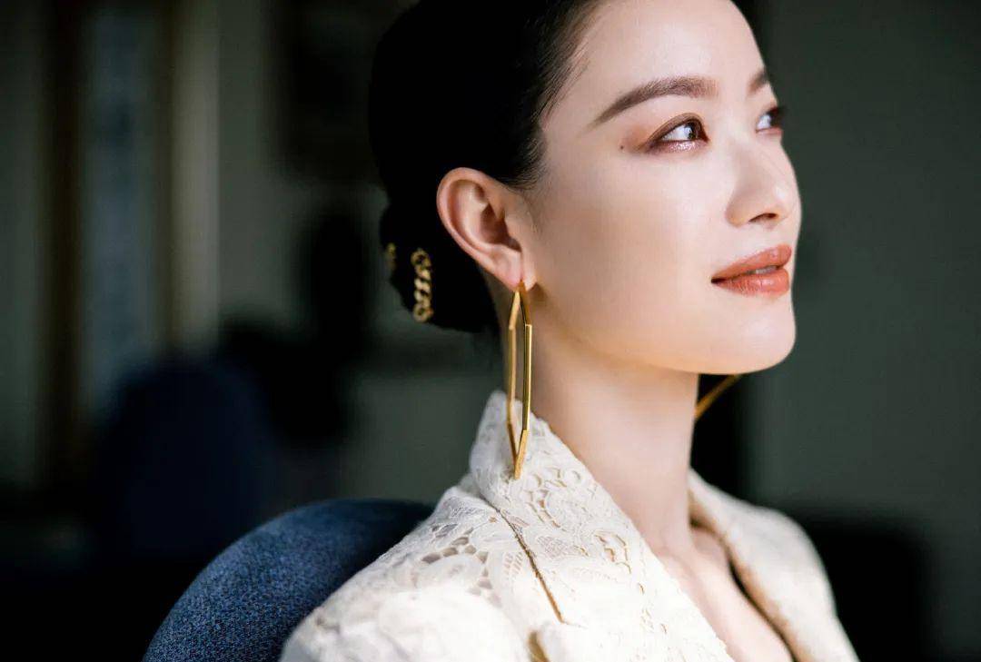 倪妮的一组美照曝光,白色蕾丝西装,又美又飒,秀出小蛮腰身材_时尚