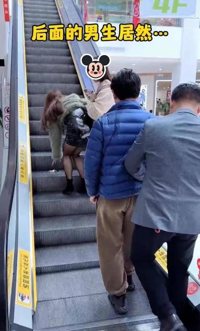 美女穿 裙子 乘电梯捡东西,后面两人默默转头