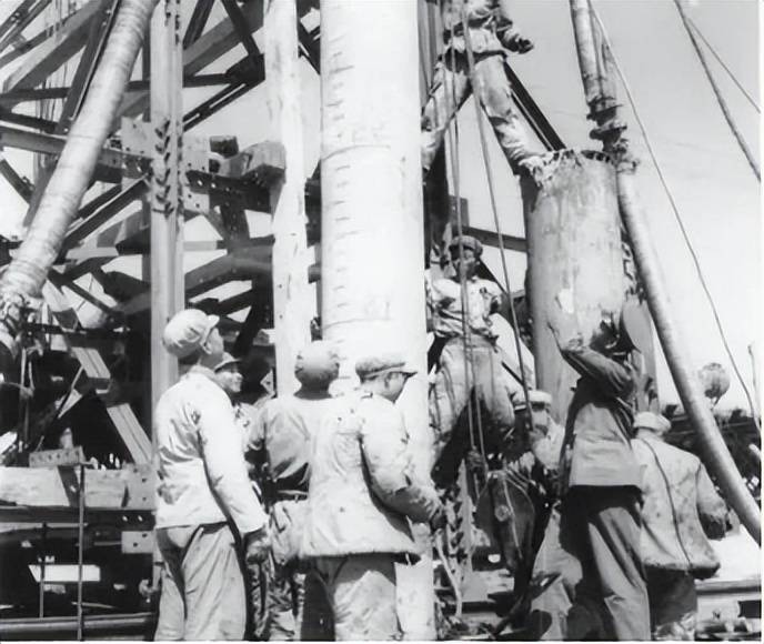 参谋长兰庭辉(兼)政治部主任刘昭大校▲何辉燕少将1956年11月23日