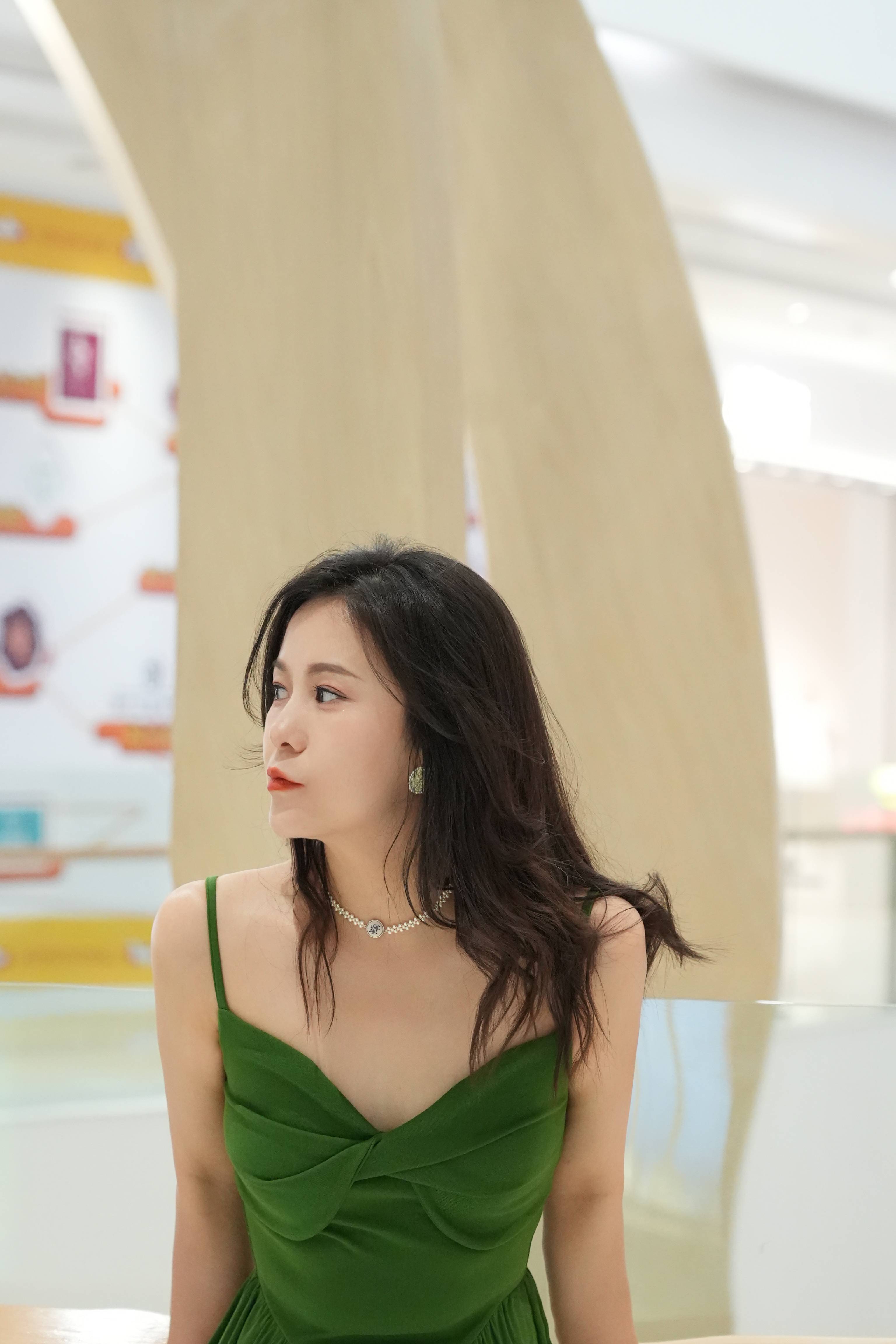 主持人刘美希港风写真曝光 性感不失优雅_专访_节目_中国