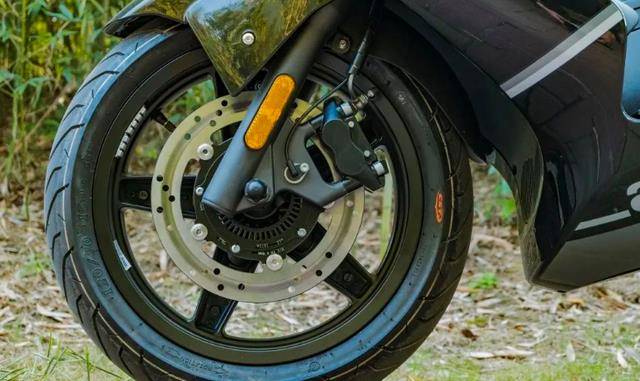 阿普利亚sr max250则是采用一款单缸水冷引擎,实际排量为244cc,最大