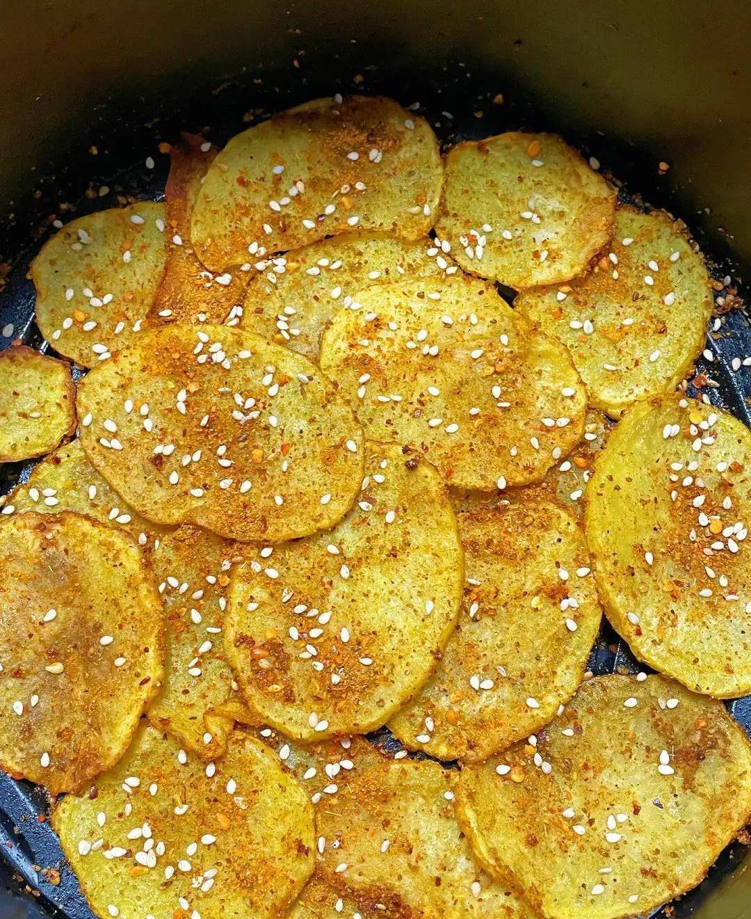 3,孜然土豆片(4)茄子从中间划开,茄肉表面多划几道方便料汁入味,铺上