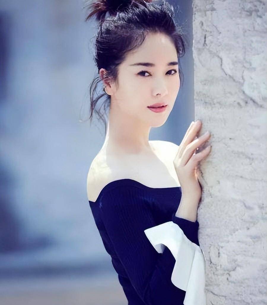 49岁左小青与许晴合影,气质不输许晴,网友:女神的替身_生活_女儿_年龄