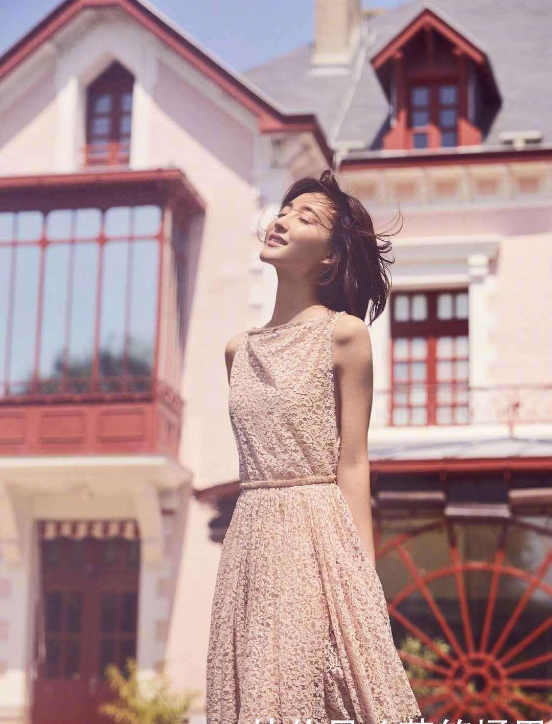 又被王丽坤的气质折服,穿红色吊带裙,不丰满身材原来更有高级感