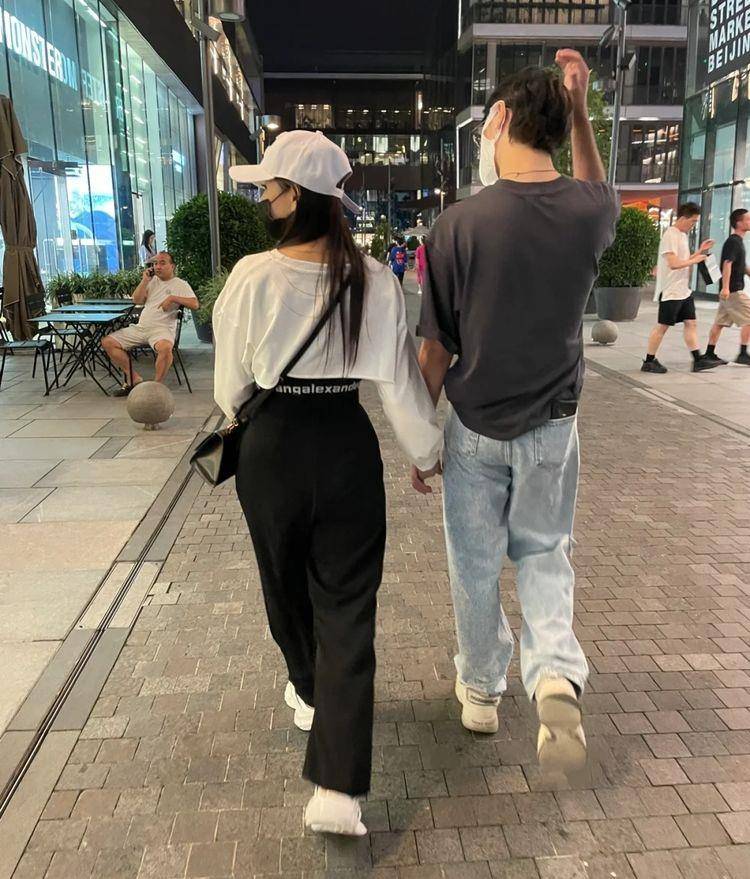 3月23日伊能静被拍到和儿子手挽手逛街的画面,从背影来看,完全看不出