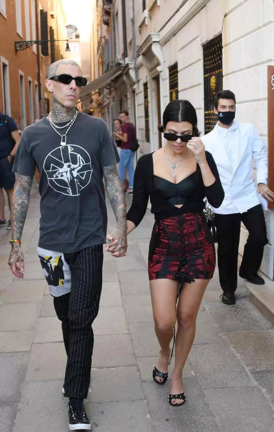 大姐考特尼·卡戴珊和特拉维斯·巴克的摇滚派情侣风格