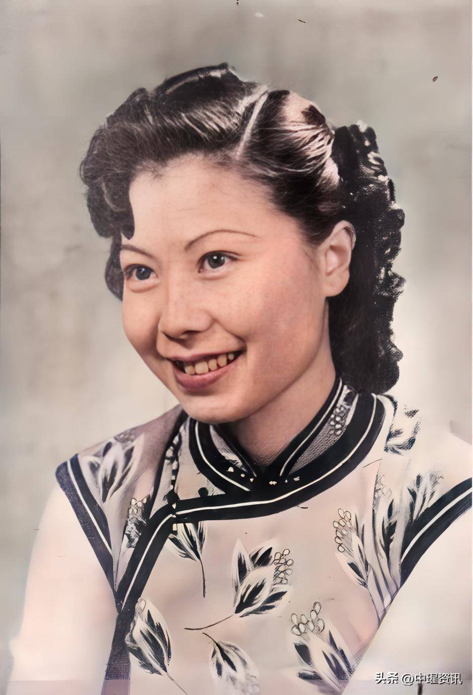 出生于江苏崇明(今属上海),著名演员.