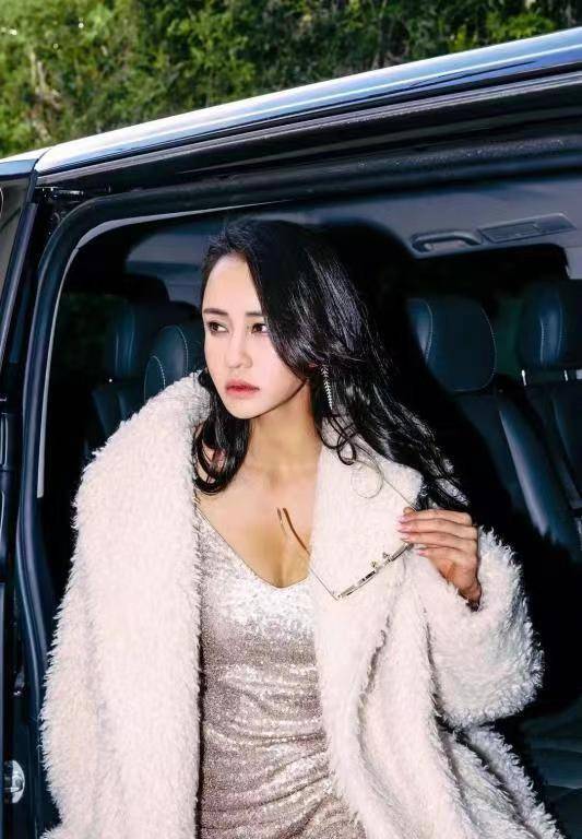 成龙徒弟母其弥雅真美,穿白色礼服露一半,小腰太迷人了_服装_女人_的