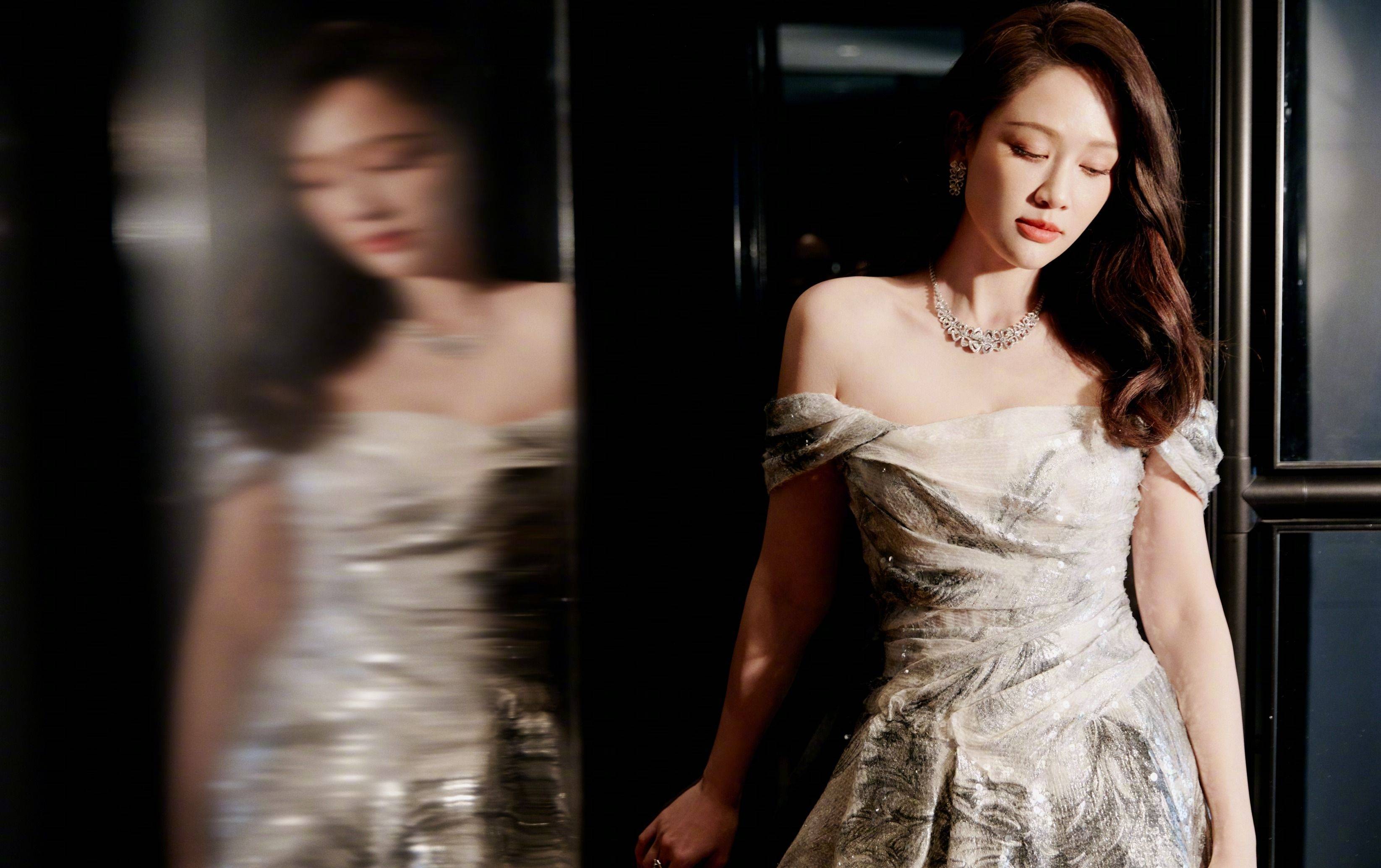 陈乔恩云纹吊带连衣裙优雅写真_网友_白色_气质