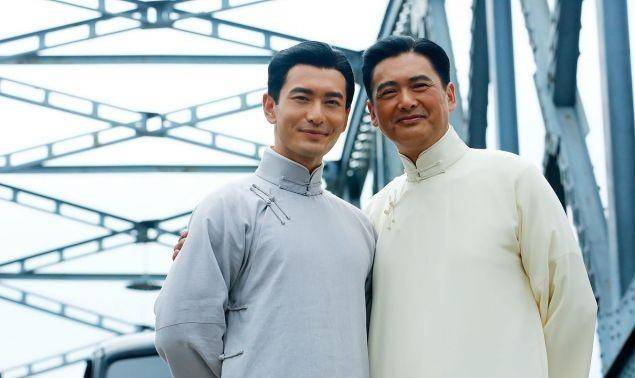 同是给冯程程打伞,周润发版与黄晓明版,两个版本的差距有多大?