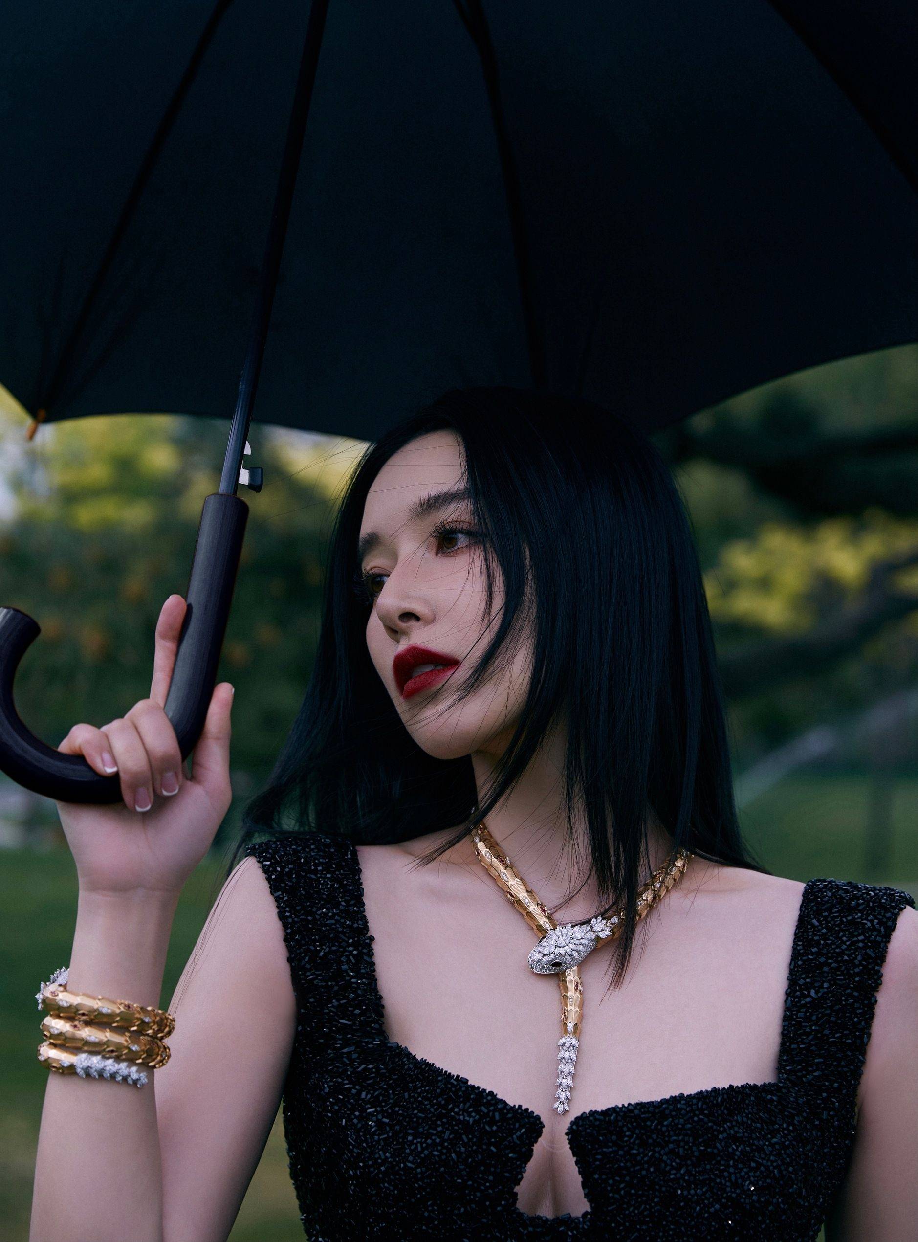 阚清子黑色吊带连衣裙性感写真_网友_气质