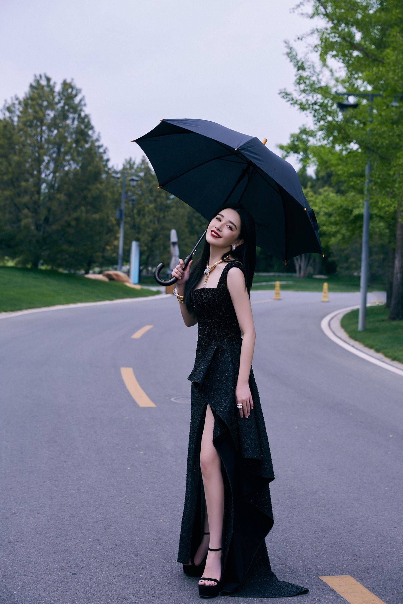 阚清子黑色吊带连衣裙性感写真_网友_气质