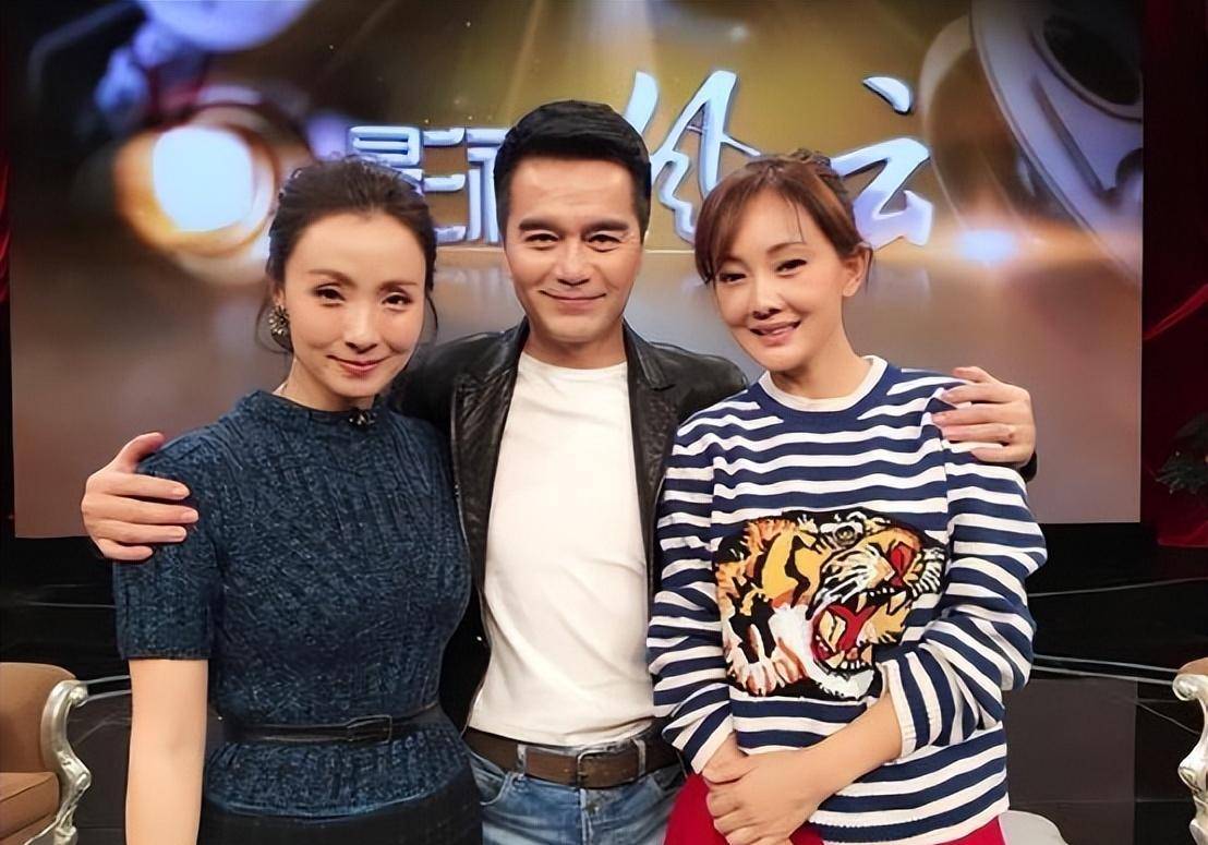 牛莉和陶虹同框,仅差一岁气质却差很大,与其扮美还不如自然老去_造型