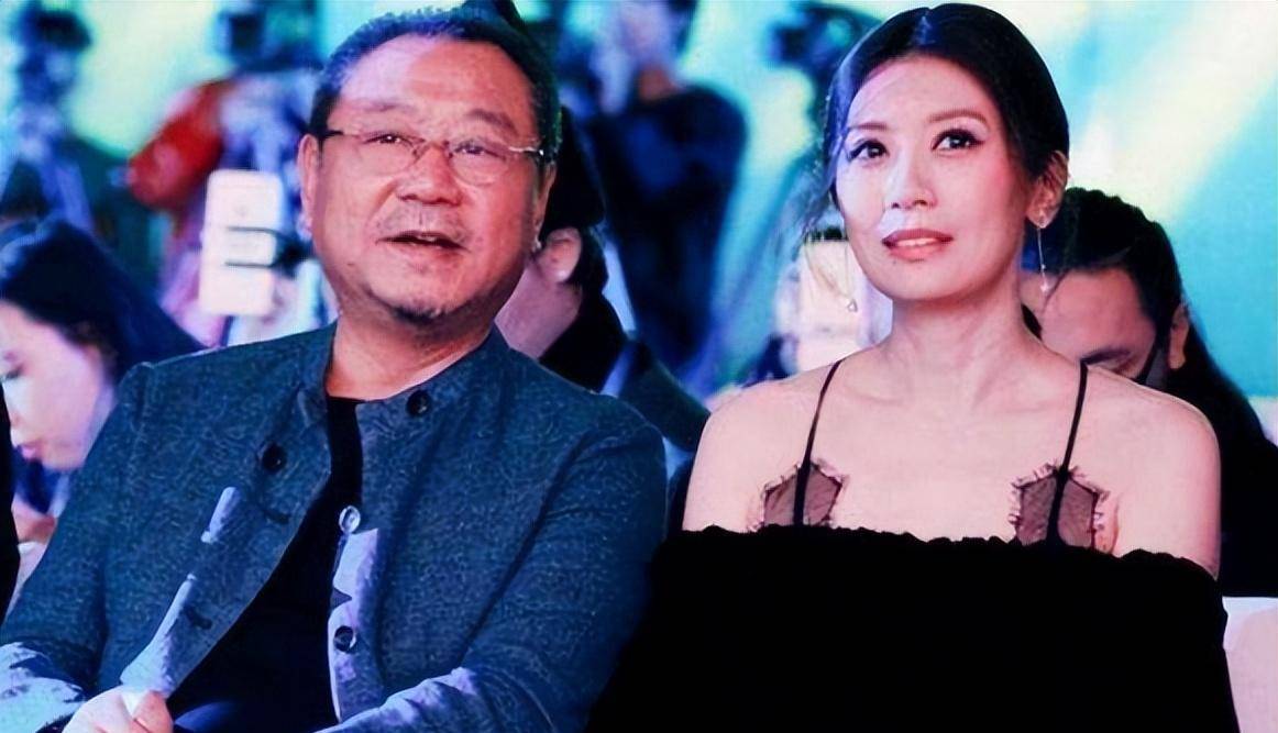 婚后随着范伟演艺事业的渐渐有了起色后,杨宝玲没多久也生下了一个