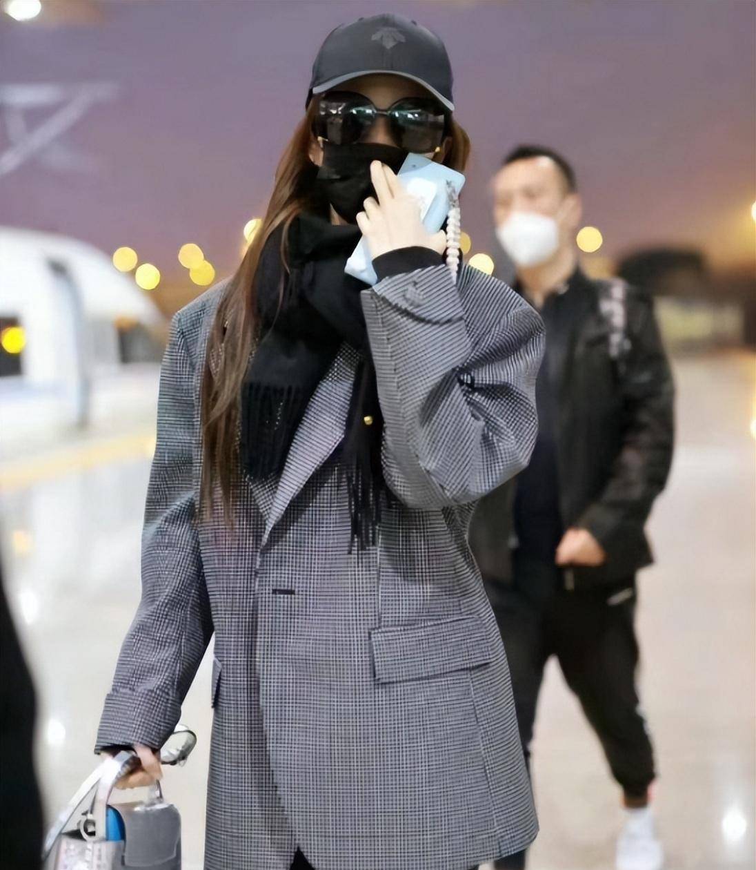 刘亦菲高铁之旅,大衣穿搭秀时尚,美翻众人!_造型_黑色_气质