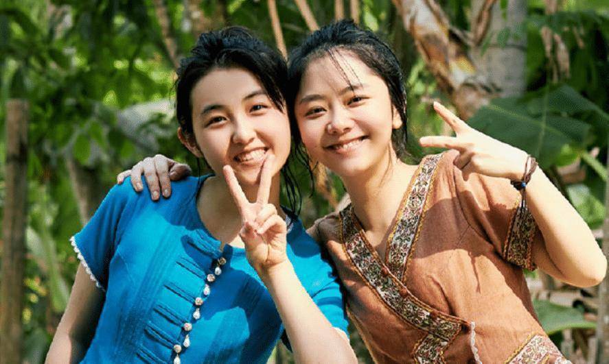 同样是穿民族服,谭松韵和张子枫并排走,谁的气质更佳很显然_节目_嘉宾