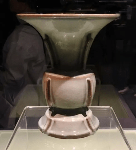 中国 尊式花入（出戟尊)　u6230109 收藏界的扛把子！“出戟尊”商周时代一种大中型盛酒器_搜狐网