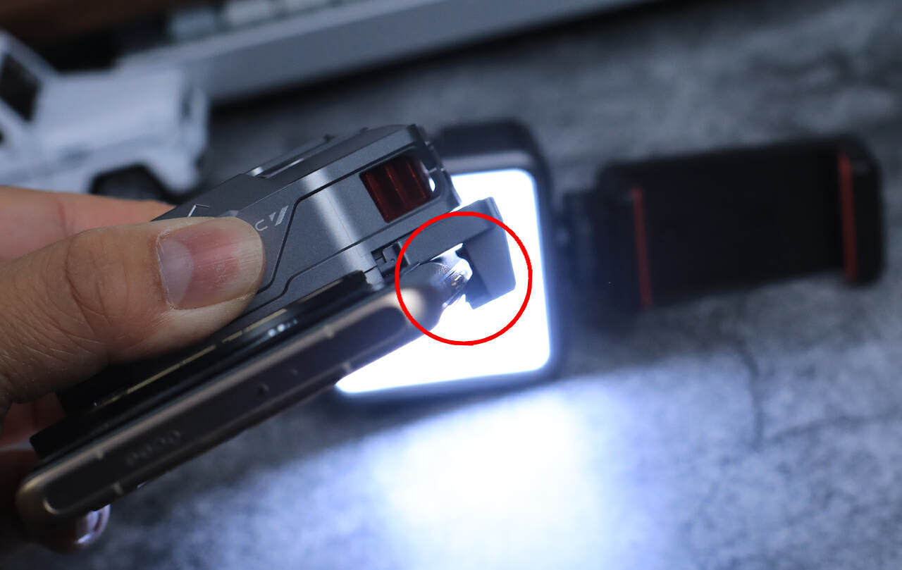 红魔散热器4Pro背夹版：夏天玩游戏手机发热掉帧？不存在！