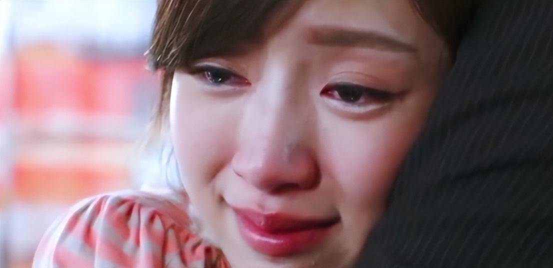 杨可涵长得像一只单纯无害的小白兔,但眉宇间却都是化不开的的忧愁.