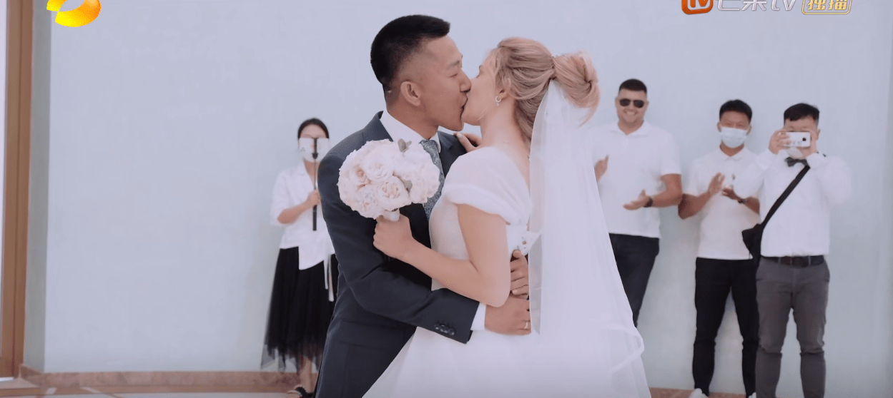 婆婆也寻思为儿子和媳妇办一场中式婚礼,李思楠也有这个想法,节目组就