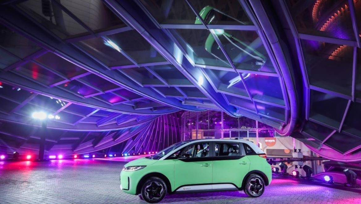 比亚迪"小绿车"上市,电滑门移动影院,可惜定价有点飘_搜狐汽车_搜狐网