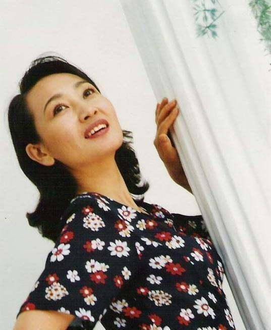 腾格尔和现在的妻子生活得十分幸福,还养育了一个可爱的孩子,事业上也