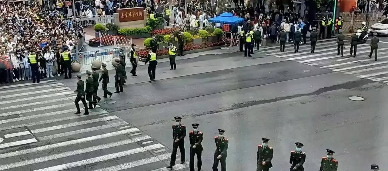 上海再现拉链式人墙:上海南京路人山人海,武警拉链式人墙上线_工作