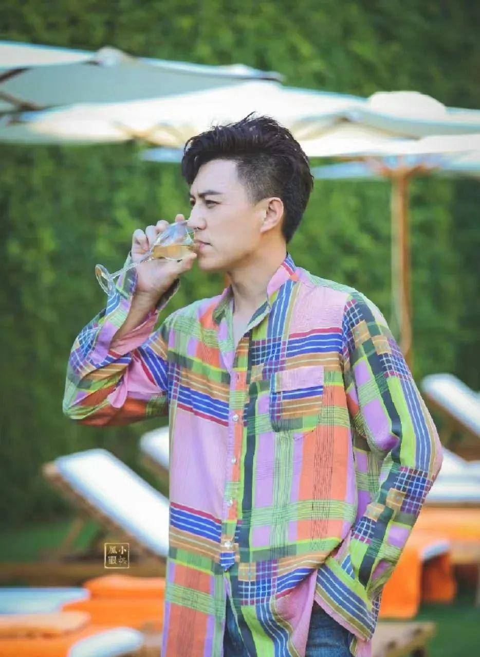 靳东和王宝强同回老家探亲,终于见识了农村小伙和商务精英的差距