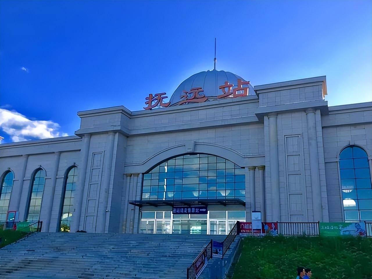 分别是哈大高铁,牡佳铁路和g10高速公路,这三条交通线贯穿整个抚远市