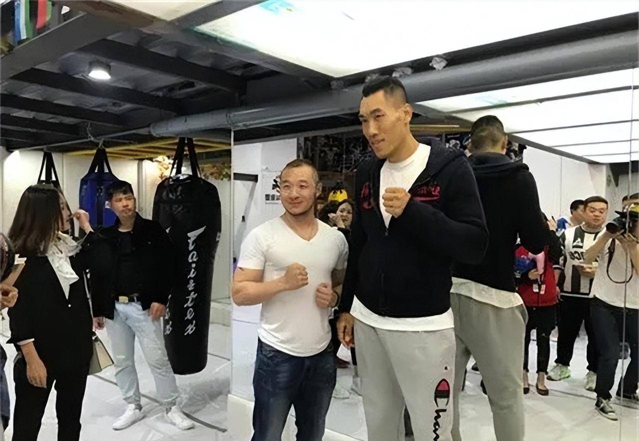 2米1农村白痴成拳王,一拳打担架老外,出场费130万_董建军_训练_摔跤