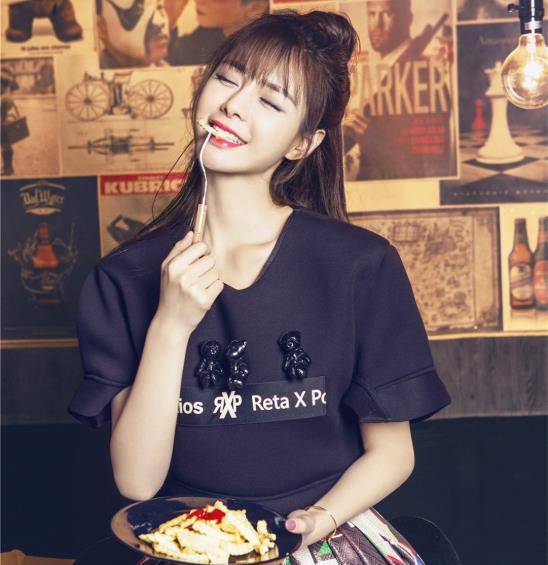 沈梦辰和刘维拍时尚大片引热议,拍照动作太俗气,被指打擦边球_写真