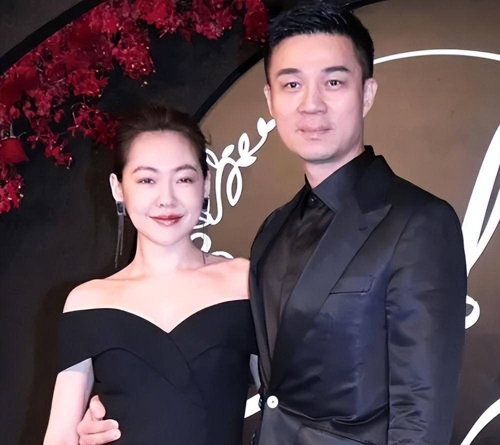 2005年9月9日,小s如愿以偿与许亚军结婚.婚礼上,大s哭得梨花带雨.