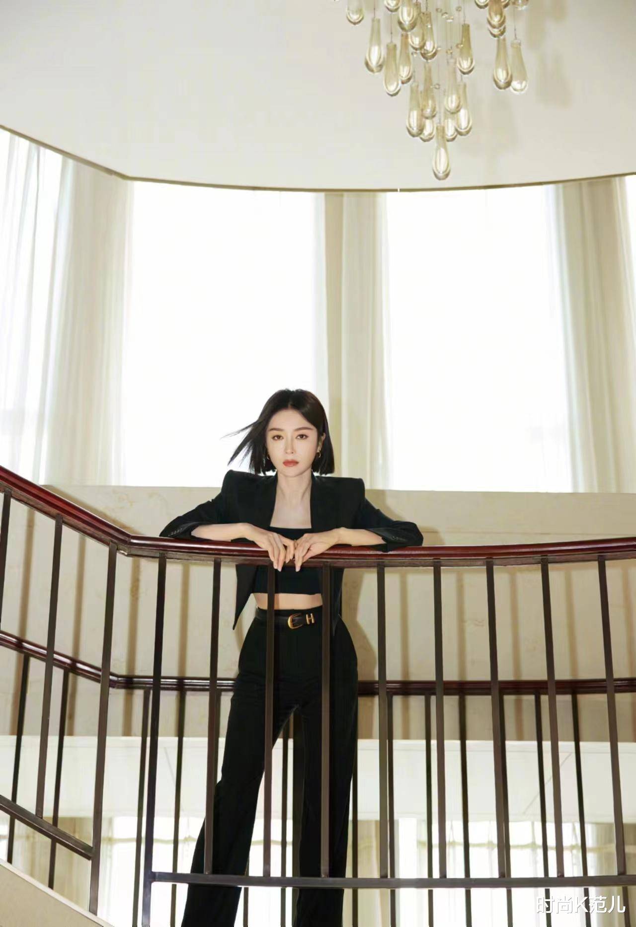 打造一种"腰部以下全是腿"的错觉,加上秦岚本身有着165厘米中等身高