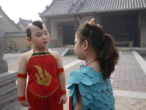 "年画娃娃"邓鸣贺:舞台结束不久患绝症,9岁病逝妹妹