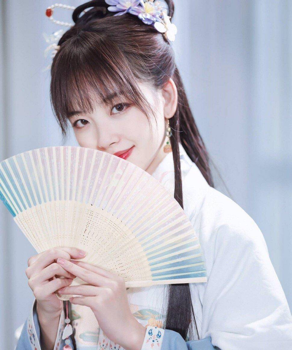 电视记者王冰冰因为甜美的形象,极具亲和力的笑容,被