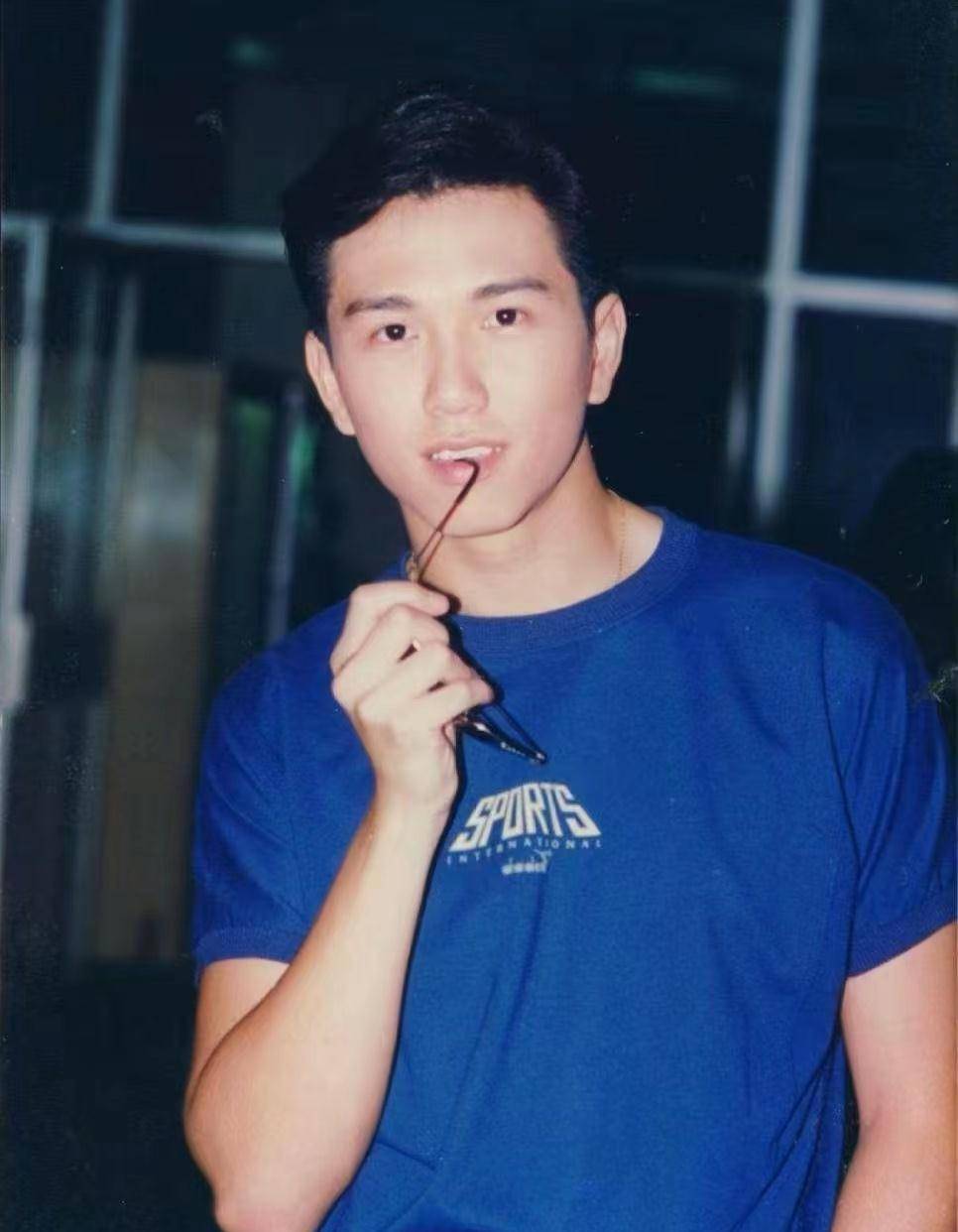 57岁温兆伦现身商演,站台上对一众富婆飞吻,获美女包围笑容满面_观众