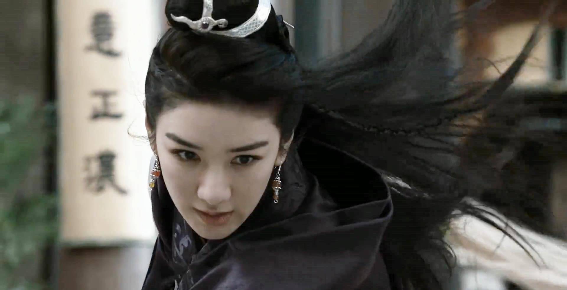 21版《天龙八部》中秦红棉的扮演者是黄奕,在原著中秦红棉是段正淳五