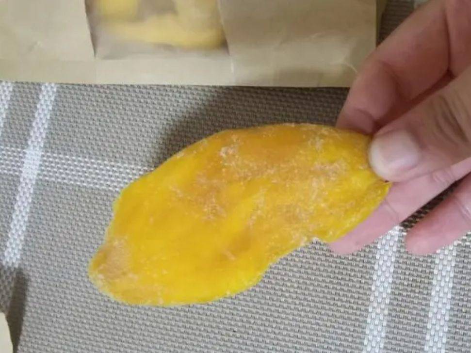 芒果干加了白糖口感鲜甜,很好吃,而且营养也丰富_草莓_时候_瓦罐