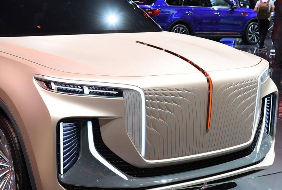 红旗e115的轮胎的样式同样非常的独特炫酷,来到尾部,红旗e115的尾部看